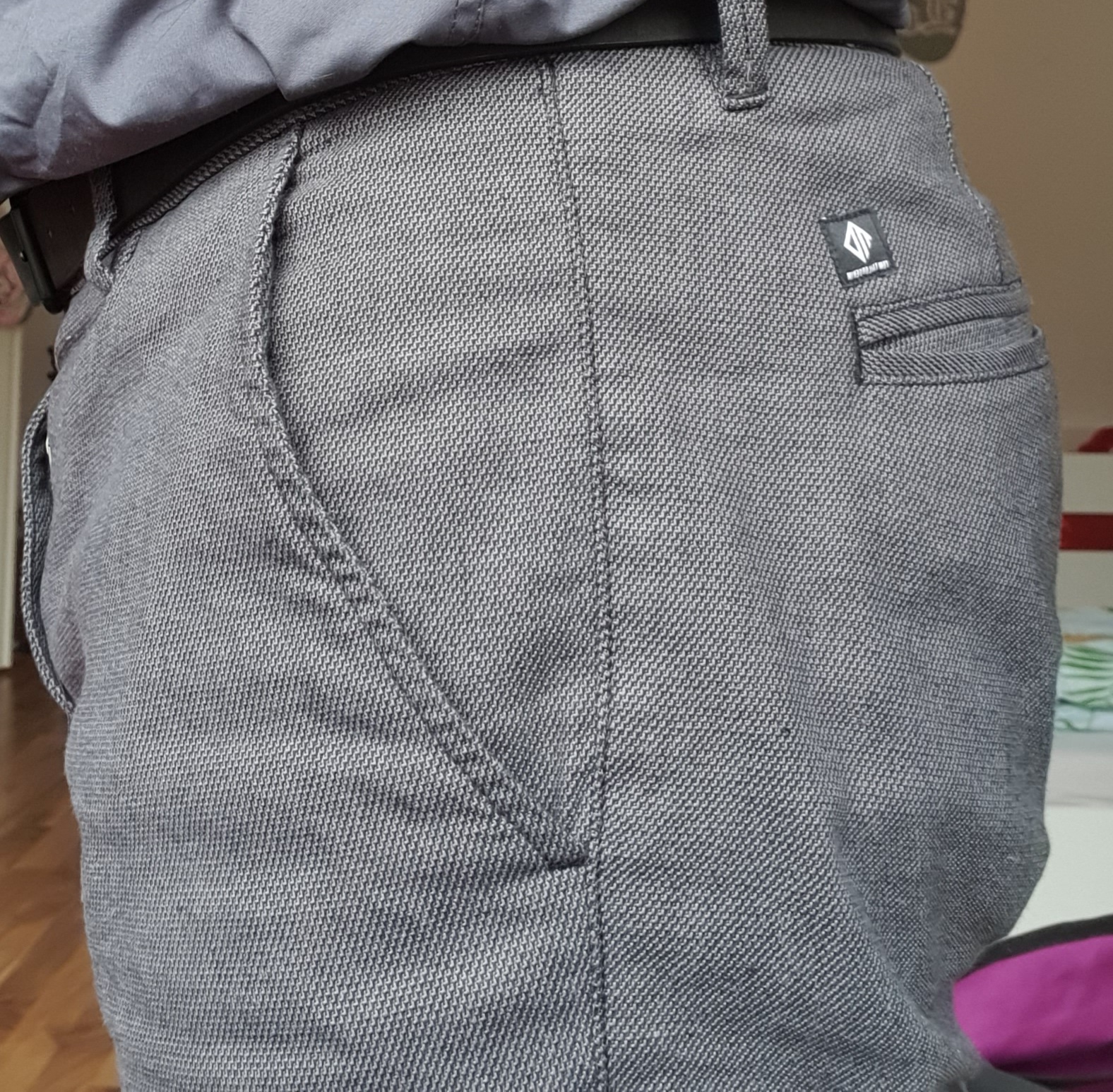 Bequeme Chino mit Gürtel